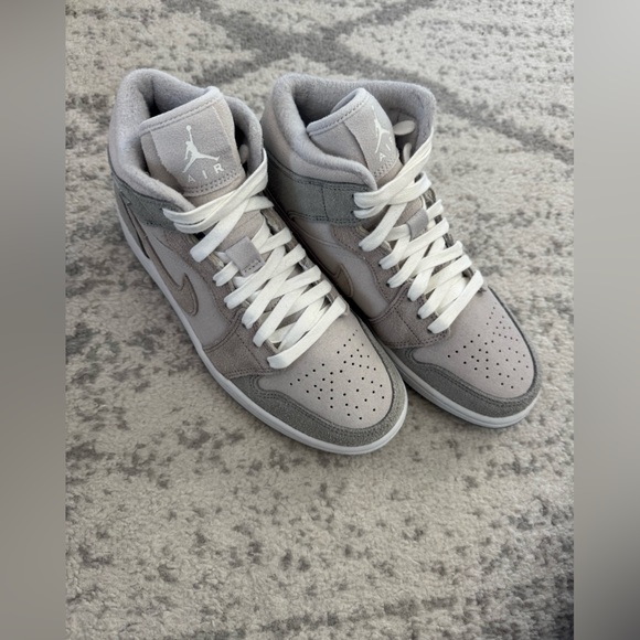 Nike Air Jordan 1 women’s Gray High-Top Sneakers NEW size 7.5 - Picture 3 of 5